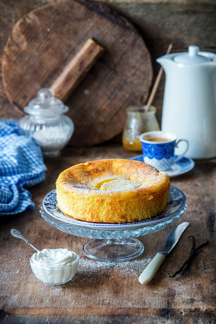 Cheesecake with vanilla, powdered sugar and cream