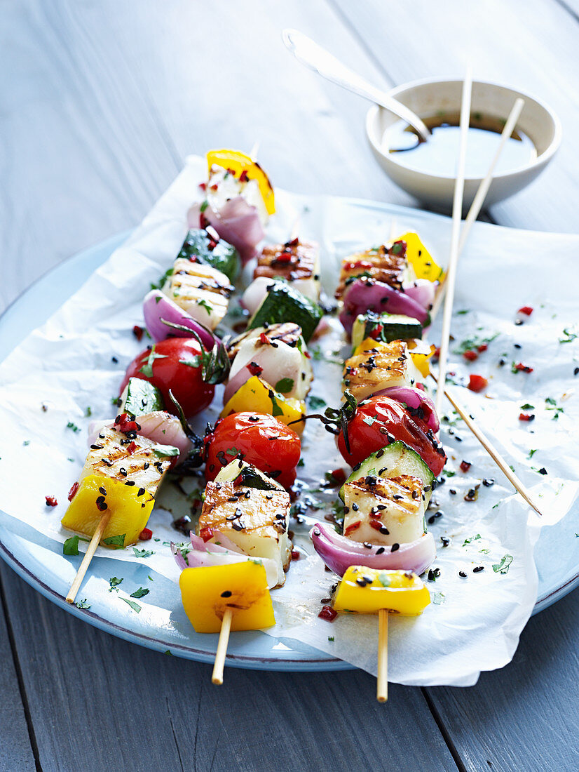 Grilled skewers with haloumi and vegetables