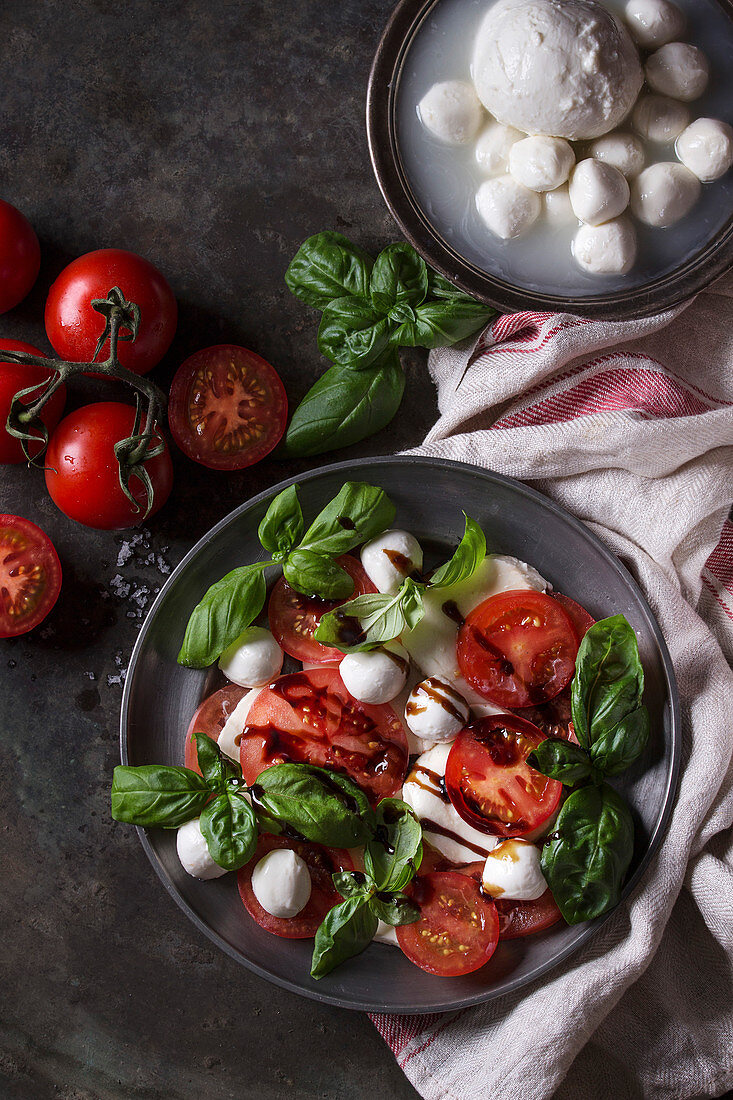 Caprese-Salat mit Tomaten, Mozzarella und Basilikum (Italien)