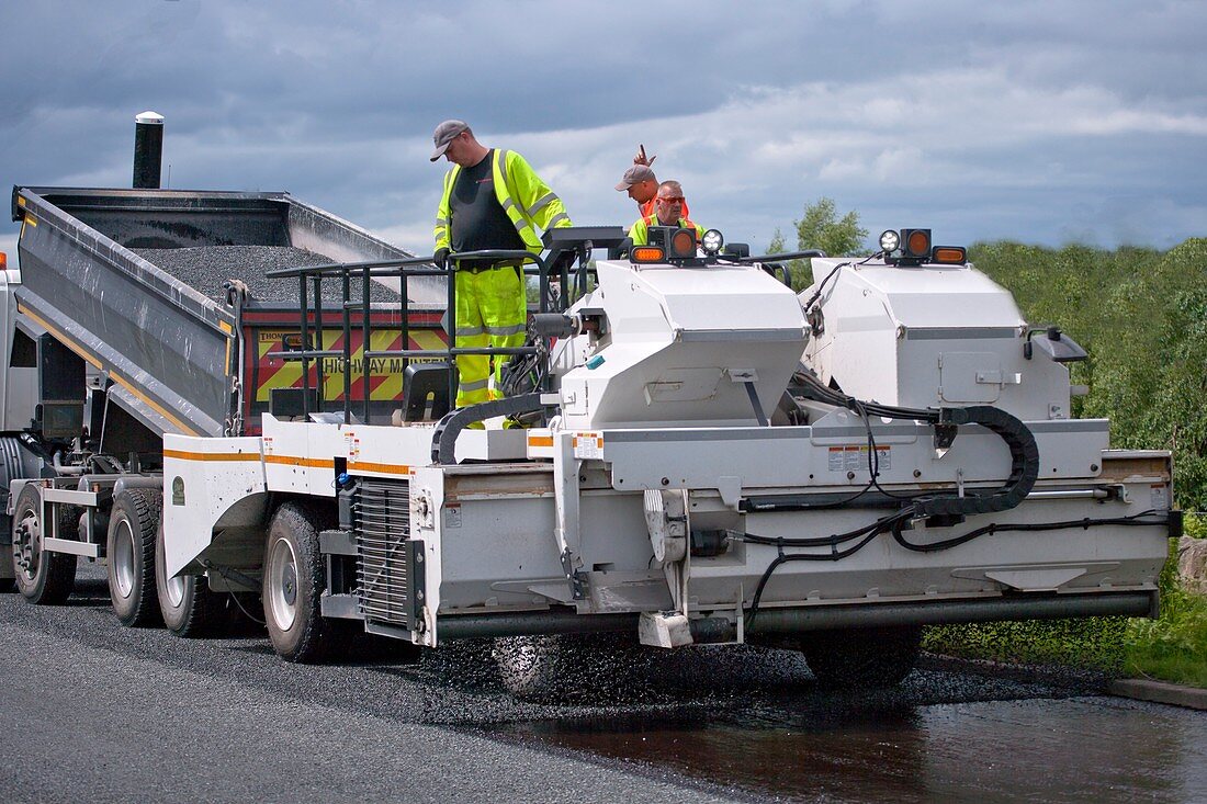 Spreading chippings during road resurfacing