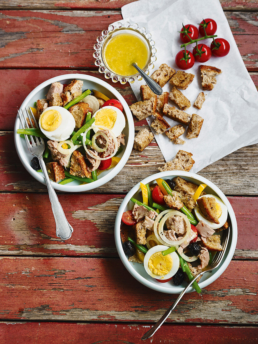 Brotsalat auf Nizza-Art mit Ei und Thunfisch