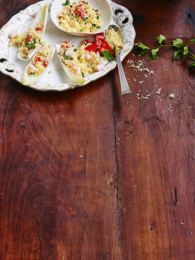 Couscous-Salat mit Flusskrebsfleisch im Chicoreeschiffchen