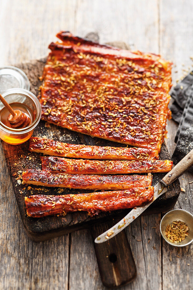 Grilled puff pastry 'ribs' with fennel and honey