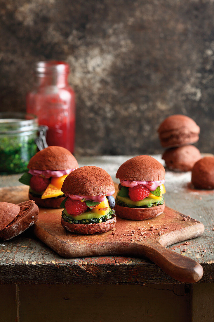 Grilled fruity mini burgers with chocolate buns