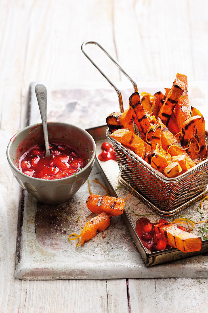 Süsskartoffel-Pommes vom Grill mit Gewürzzucker und Erdbeerketchup