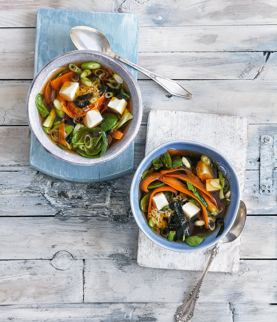Gemüse-Kraftsuppe mit Nori, Reis und Tofu