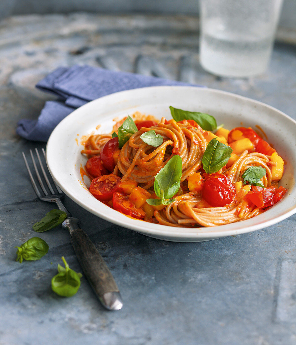 Spelt spaghetti with pepper and tomato sauce and mango