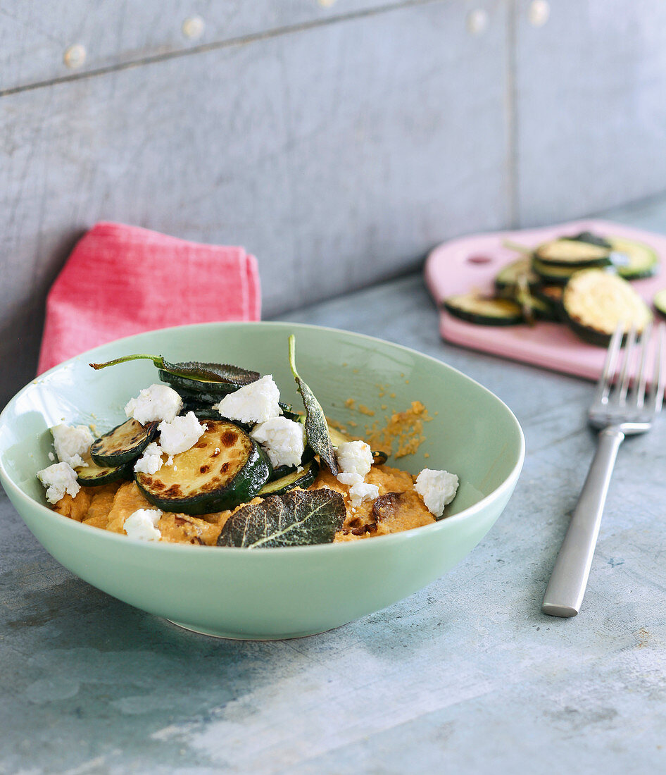 Steinpilzpolenta mit Zucchini, Feta und Salbei