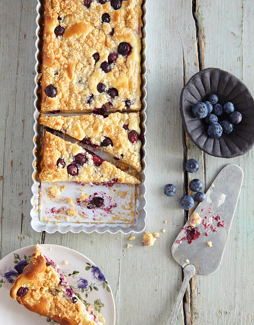 Low Carb cheesecake with blueberries and almond crumbles