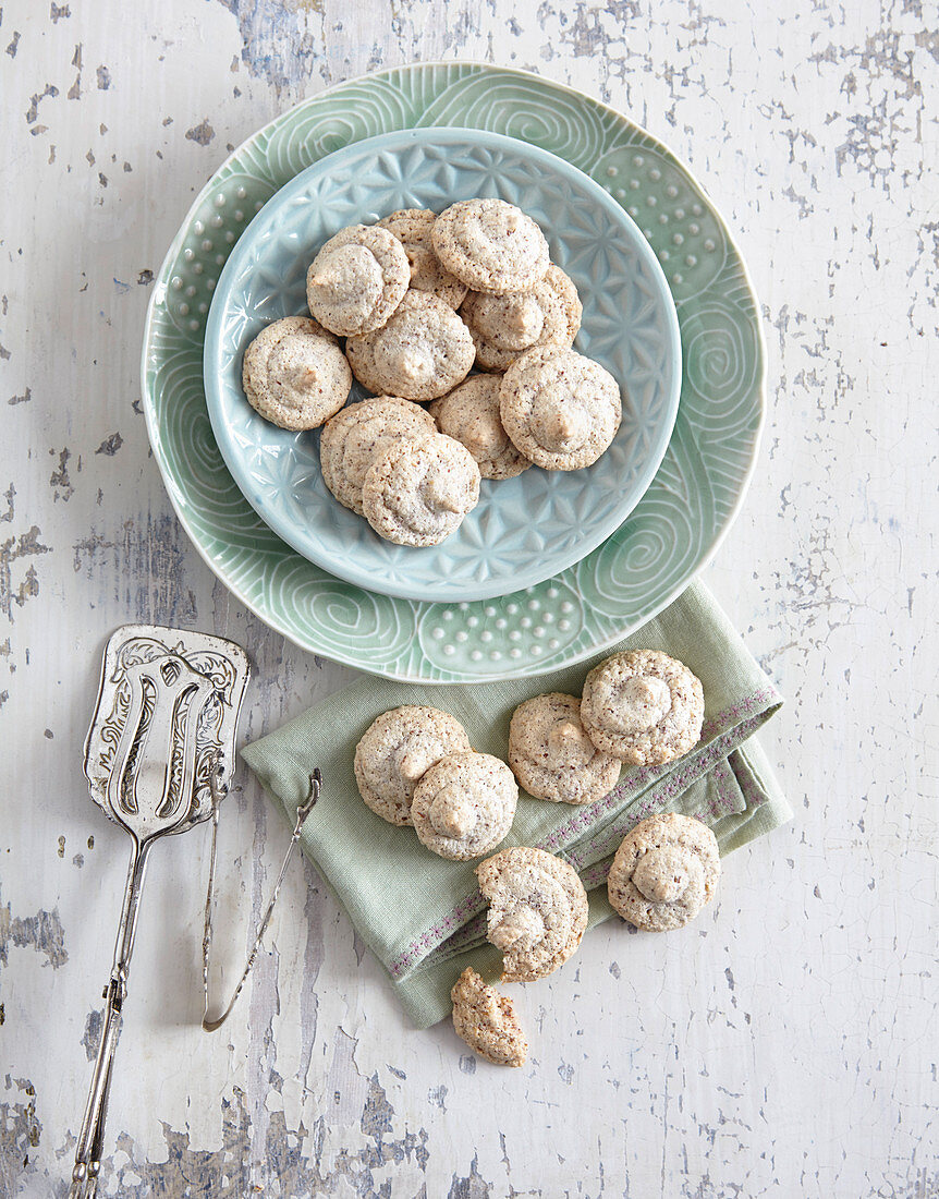 Hazelnut macaroons with vanilla