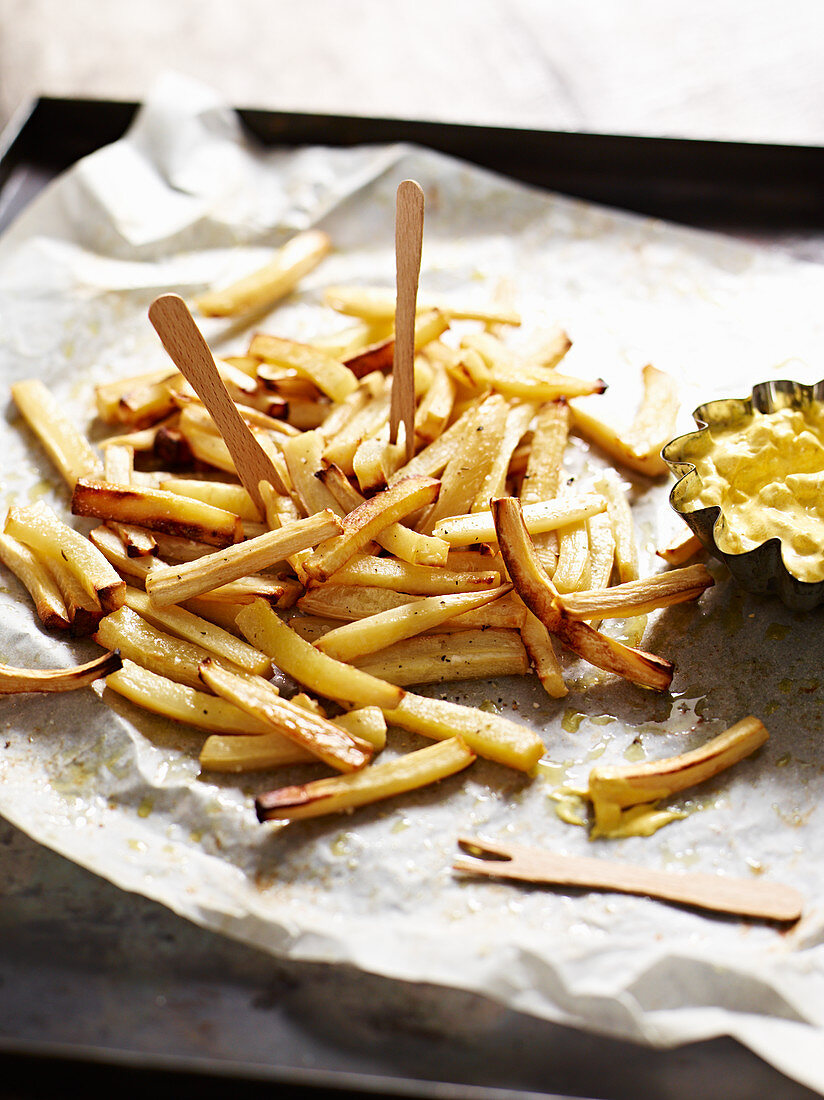 Parsnip chips with a curry and apple dip