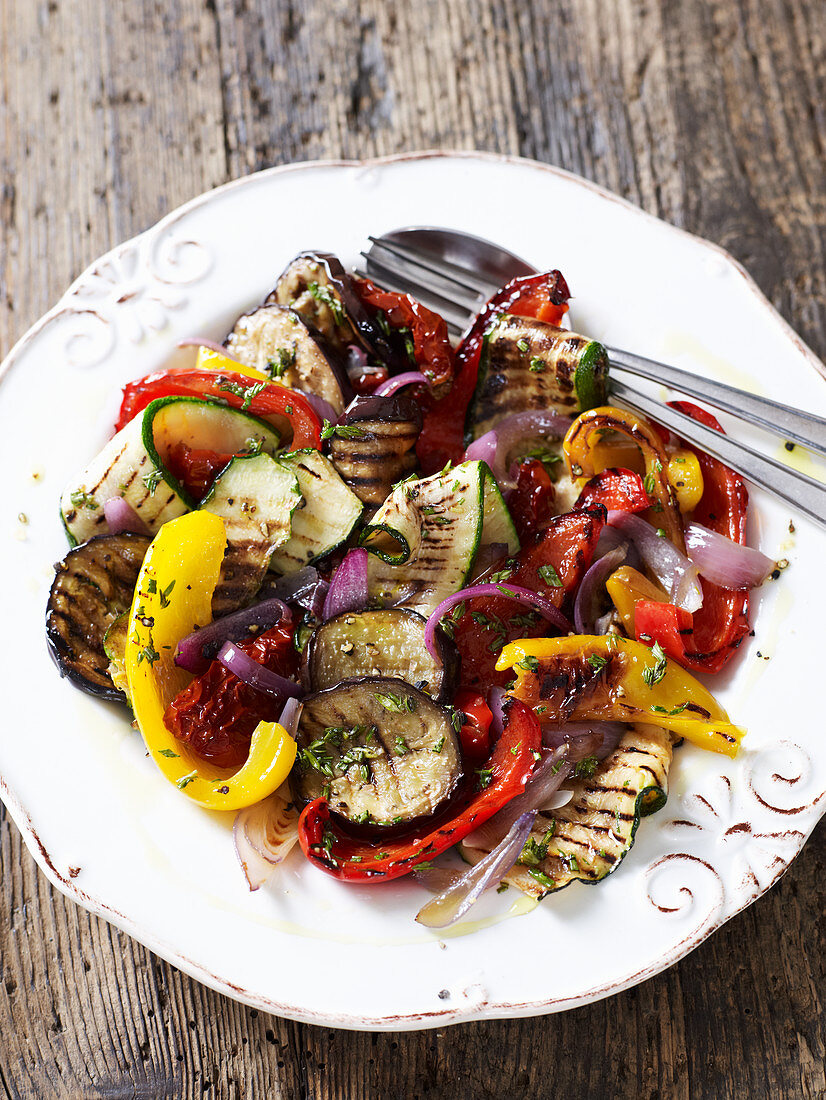Grilled vegetables with onions and thyme