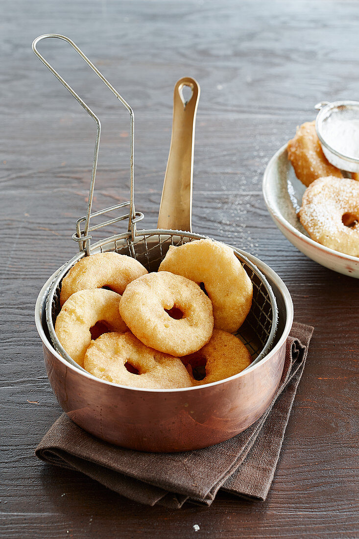 Apfelbeignets im Frittierkorb