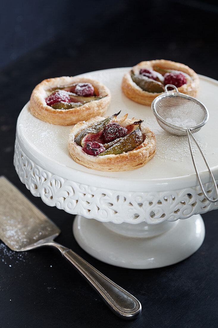 Fig tartlets with icing sugar
