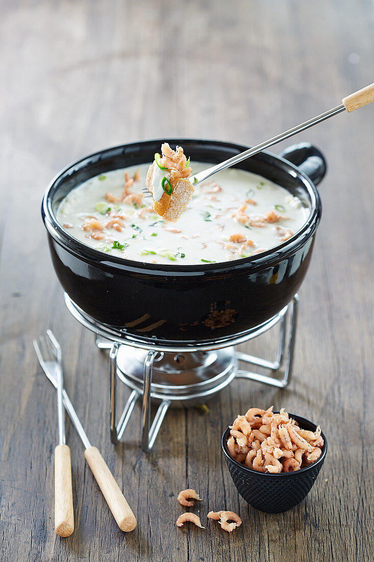 Cream cheese fondue with shrimps