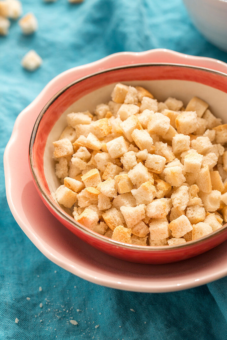 Diced, gluten-free white bread for making dumplings