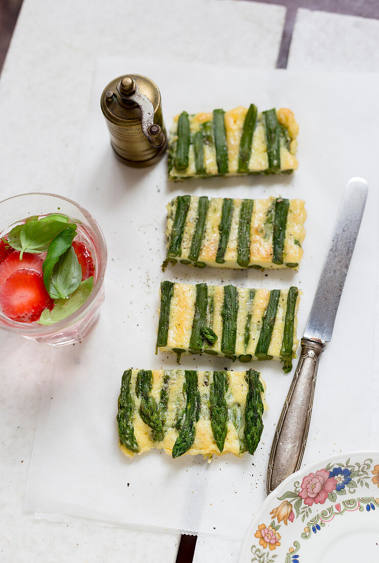 Spargelfrittata, in Stücke geschnitten