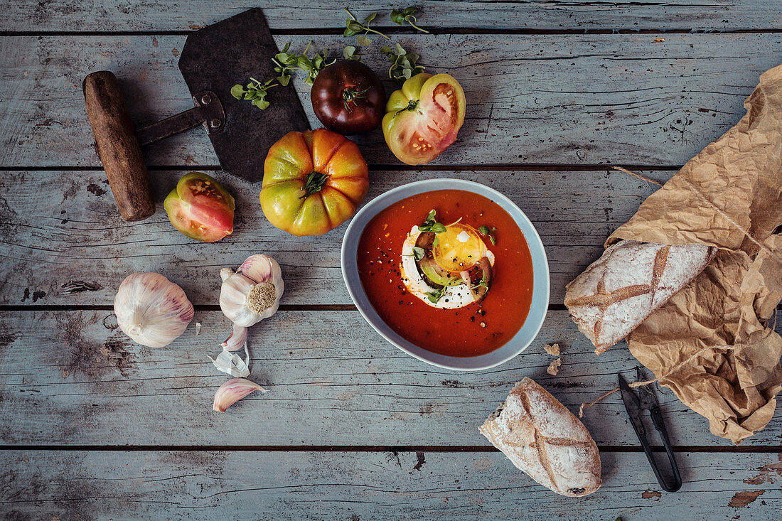 Tomatensuppe mit Zutaten und Baguette