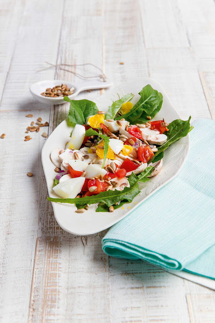 Löwenzahnsalat mit hartgekochtem Ei und Sonnenblumenkernen