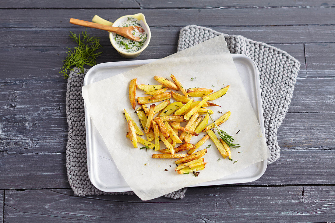 Oven chips with a cashew nut and herb dip