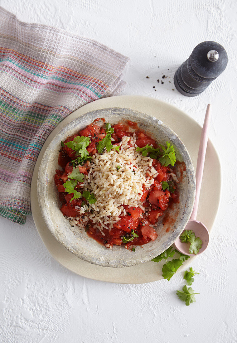 Reis mit frischen Tomaten und Basilikum