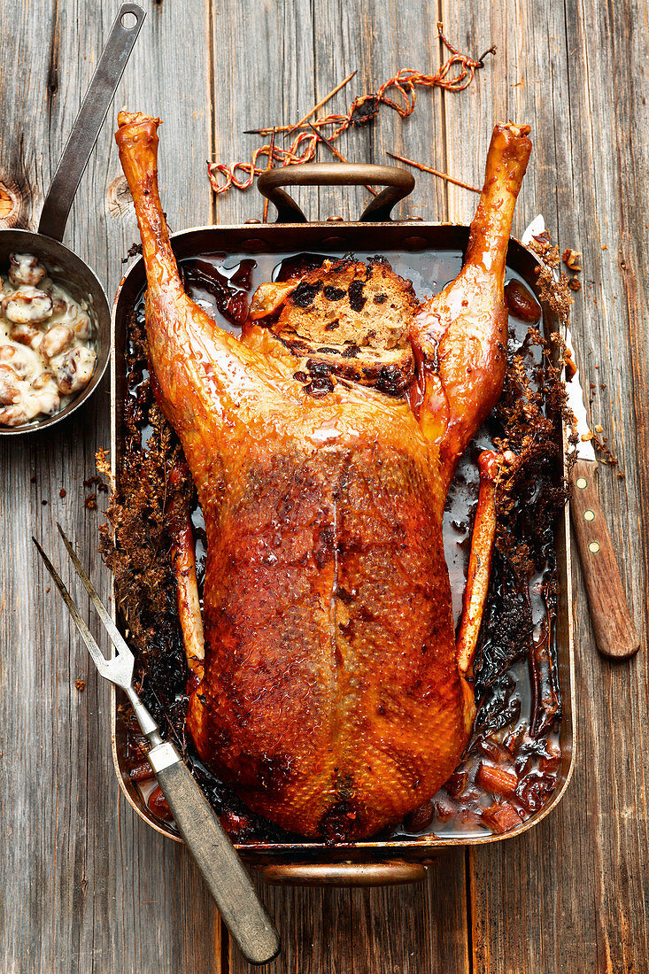 Grille stuffed goose with fruit bread and chestnuts