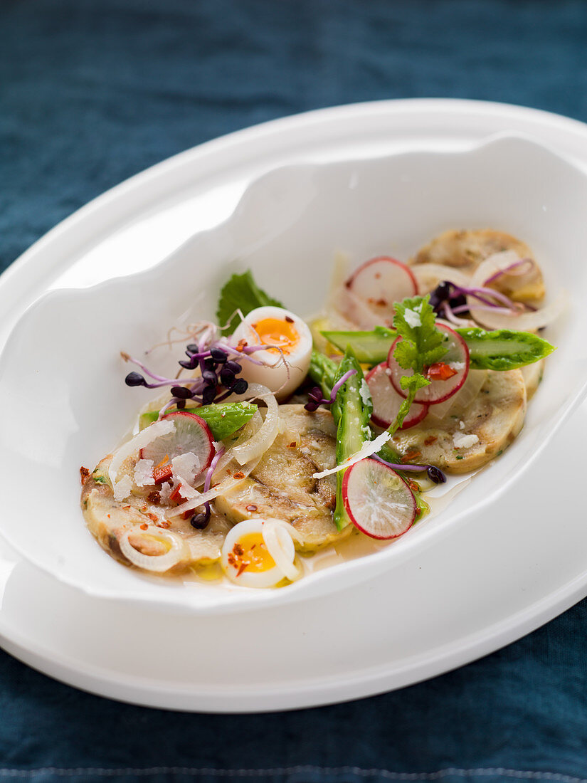 Saure Laugenknödel mit Parmesan und grünem Spargel