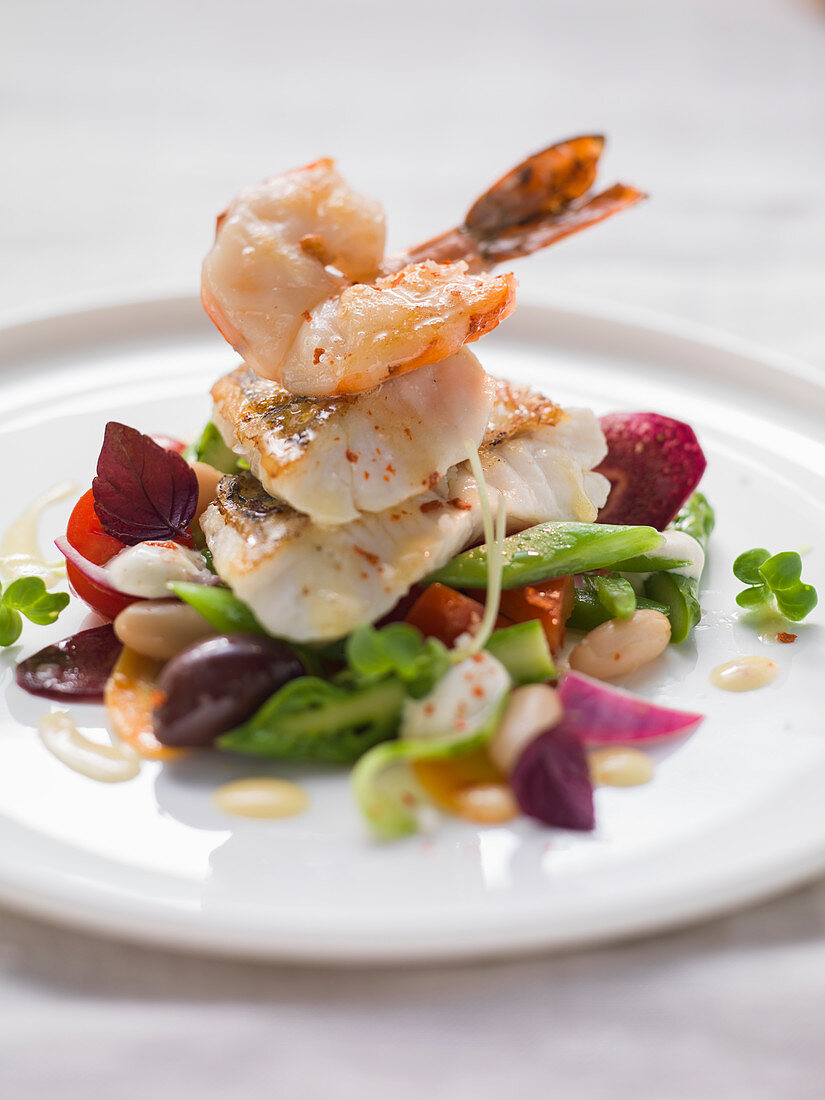 Gemüsesalat mit gebratenem Zander und Garnelen