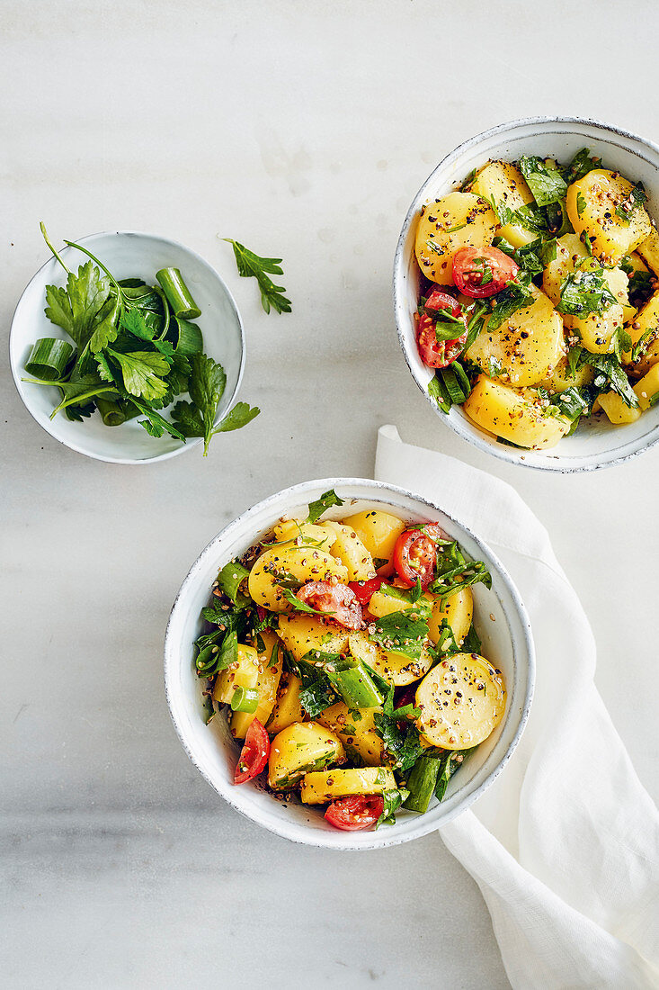 Kartoffelsalat auf orientalische Art mit Koriander und Sesam