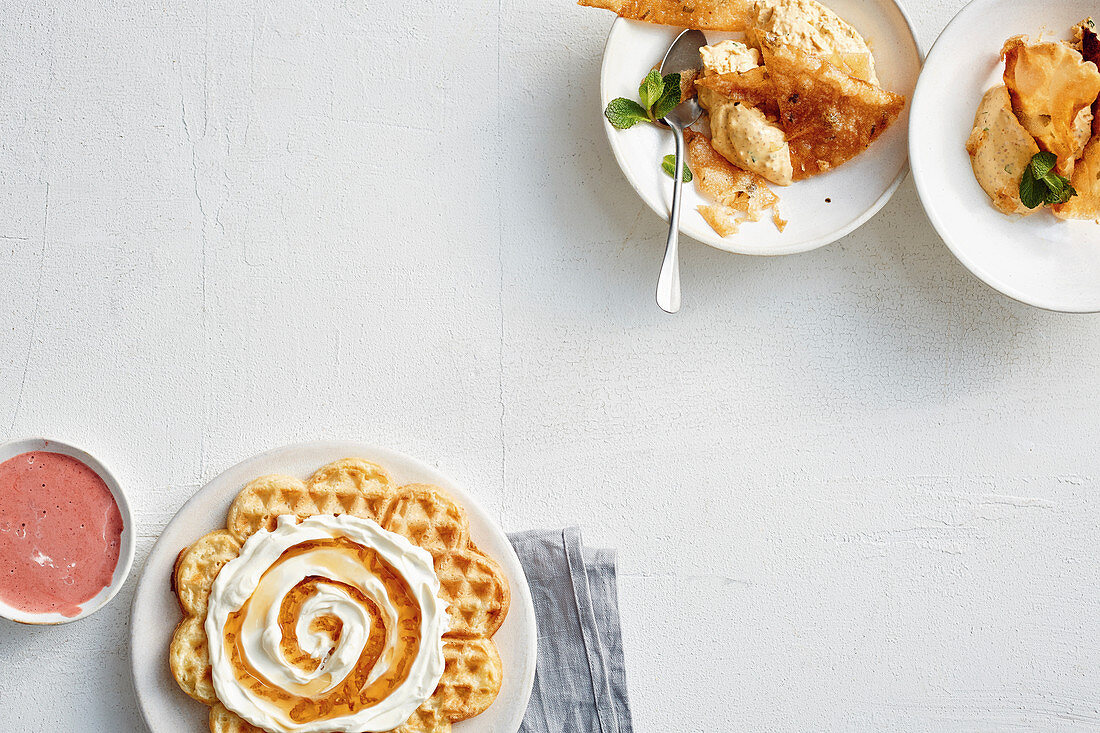 Schmand-Reiswaffeln und Chia-Sanddorn-Nocken mit Reispapier