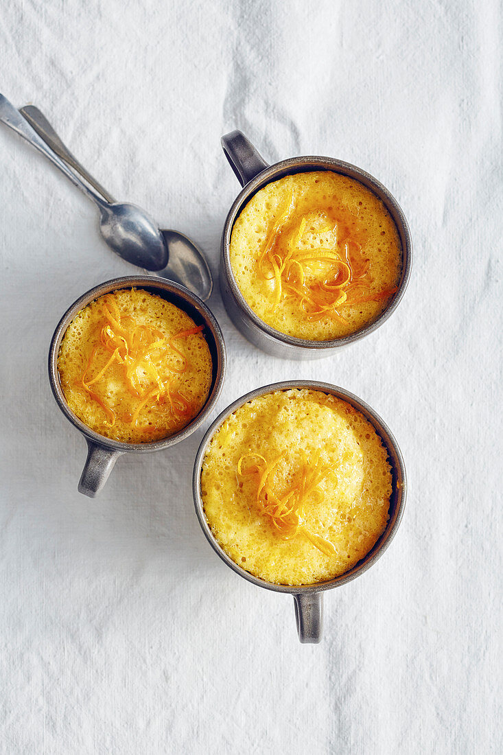 Tassenkuchen mit Orangensirup