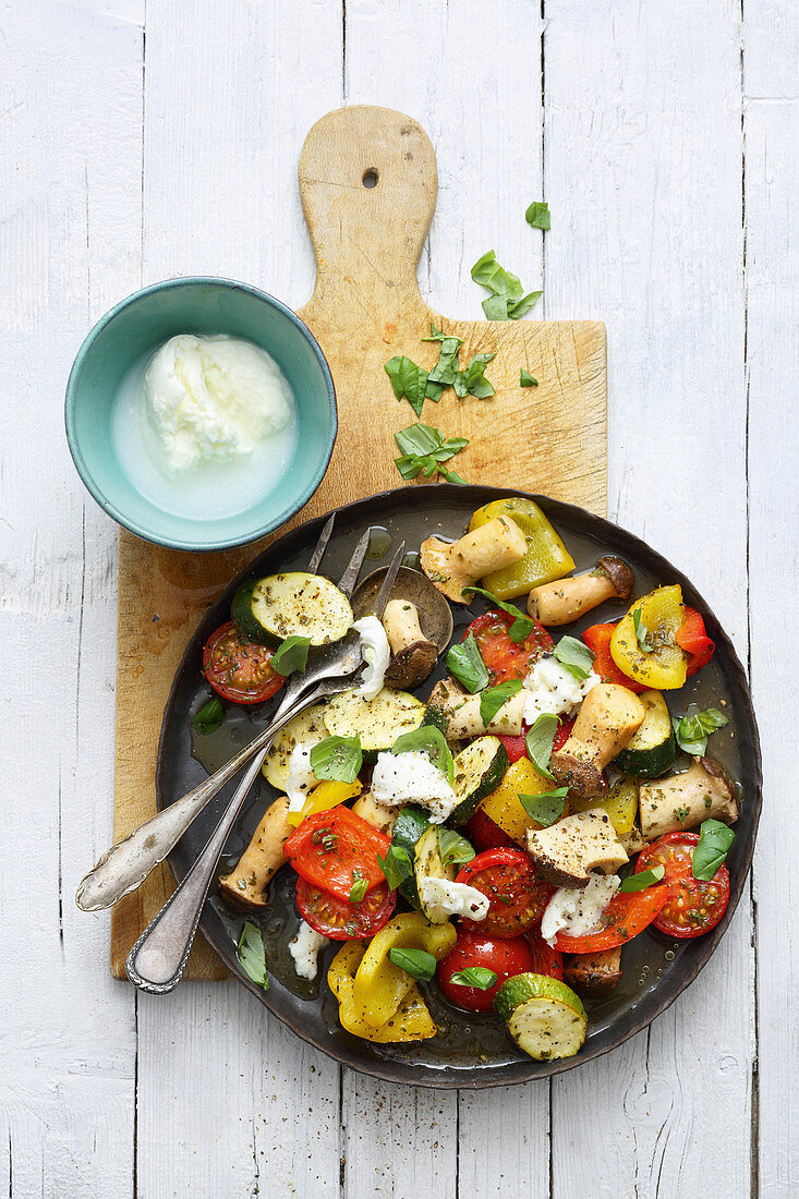 Bunte Antipasti aus dem Backofen mit Mozzarella