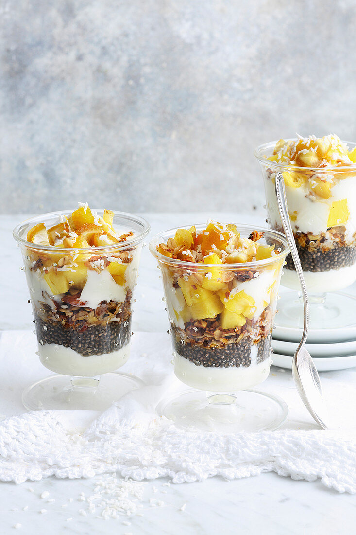 Chia-Knuspermüsli mit Ananas, Datteln und Sojajoghurt