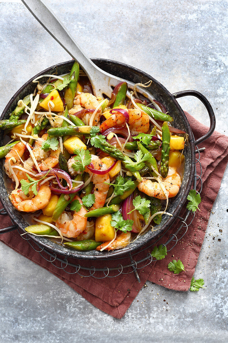 Green asparagus with pineapple, prawns and bean sprouts