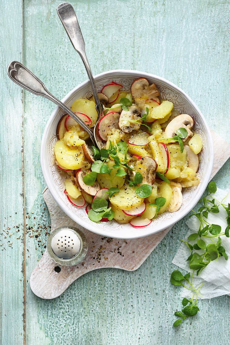 Veganer Kartoffelsalat mit Brunnenkresse und Radieschen