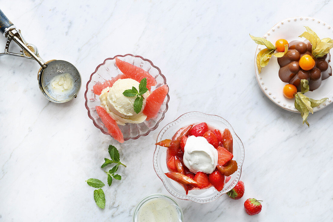 Limettensorbet mit Tofu, Flammeri mit Physalis und Rhabarbergrütze