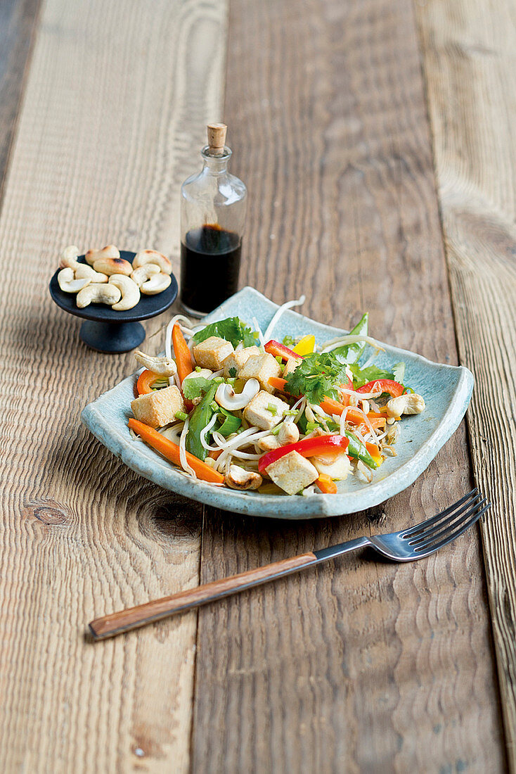 Gemüse-Wok mit Sprossen und Tofu