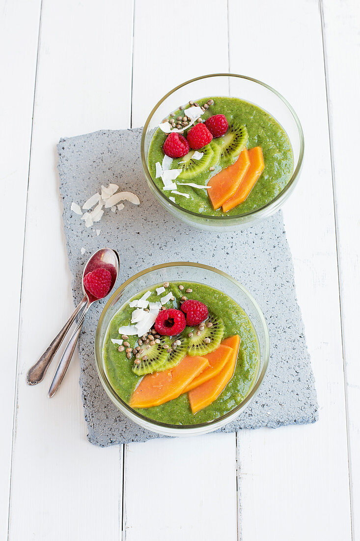 Green smoothie bowls with papaya and kiwis