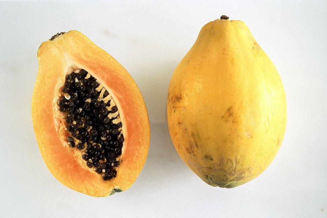 Ganze & halbe Papaya