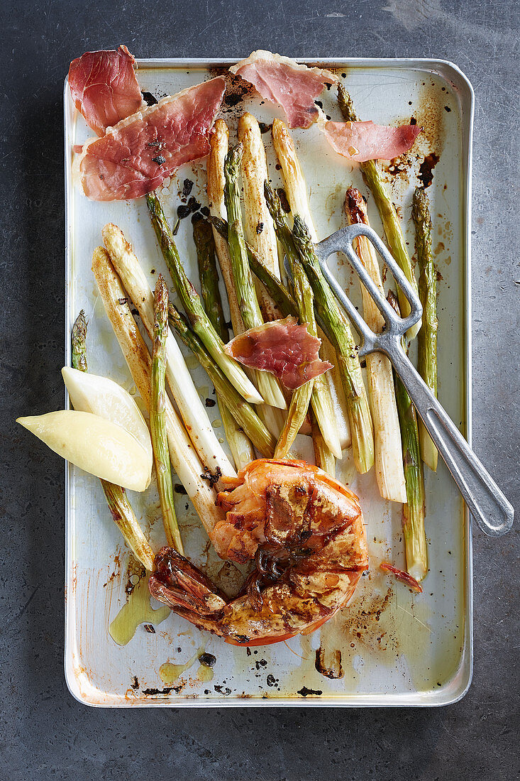 Gegrillter Spargel mit Schinken und Gambas