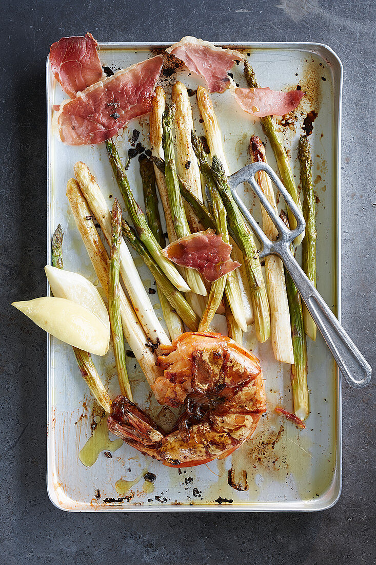 Grilled asparagus with ham and prawns