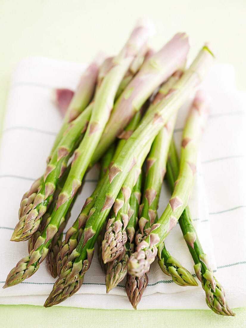 Grüner Spargel auf Geschirrtuch