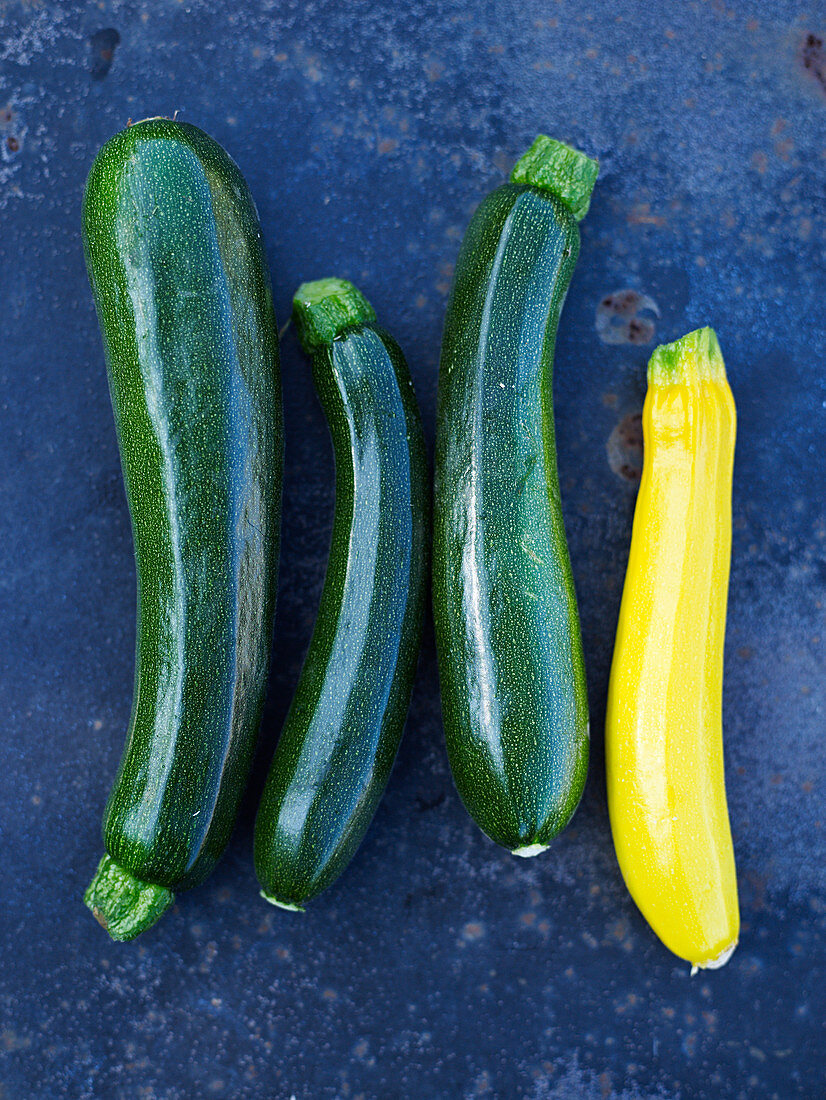 Grüne und gelbe Zucchini