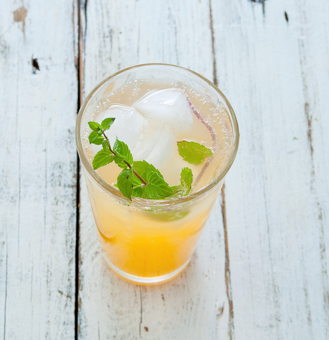 Apple spritzer with mint