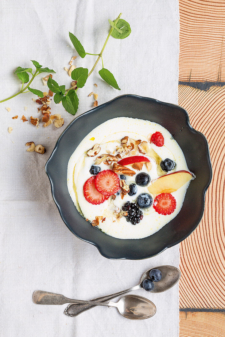 Fruity breakfast quark with nuts