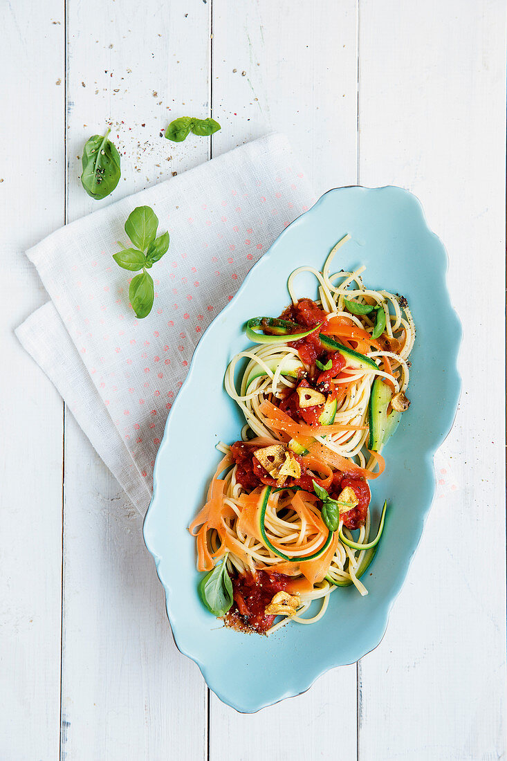 Gemüse-Vollkorn-Spaghetti mit Tomatensugo