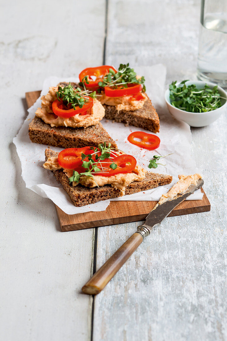 Kichererbsenstulle mit Spitzpaprika und Gartenkresse