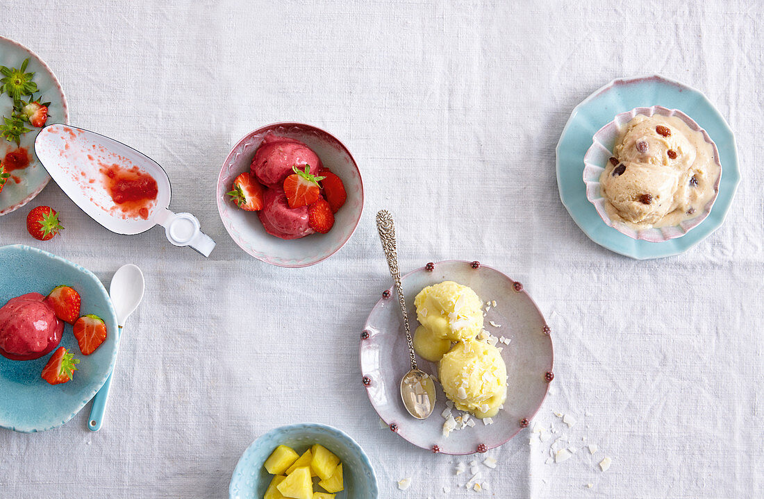 Erdbeer-Cashew-Eis, Erdnusseis mit Rumrosinen und Ananas-Kokos-Eis