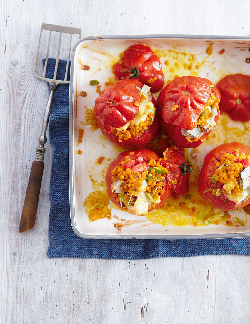 Gefüllte Tomaten mit Ziegenkäse und roten Linsen