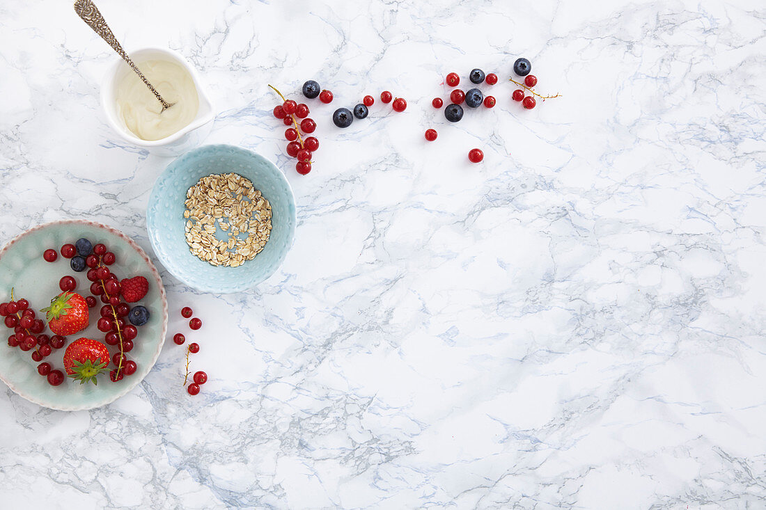 Gesunde Zutaten für Müsli: Beeren, Haferflocken und Joghurt